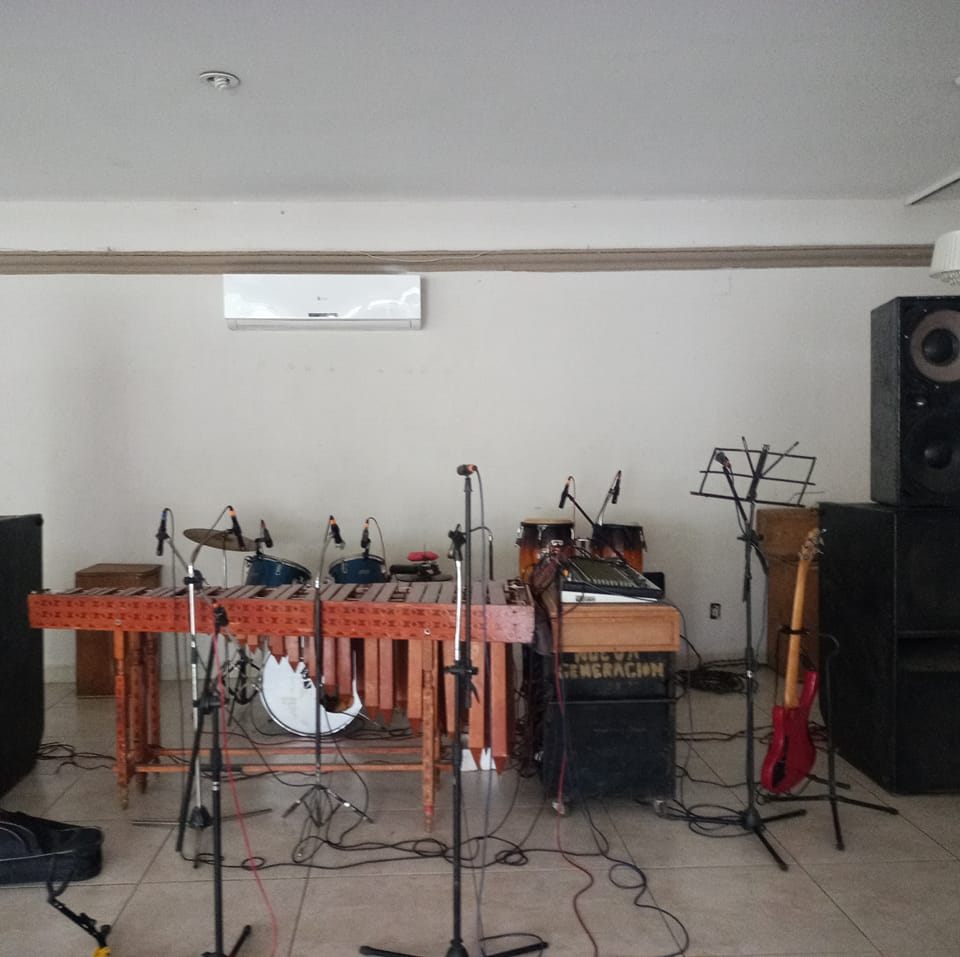 Grupo musical y Marimba Orquesta Nueva Generación Hnos. Cueto Superola