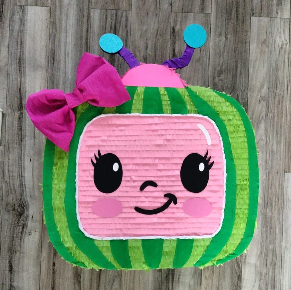 Piñatas Place Superola